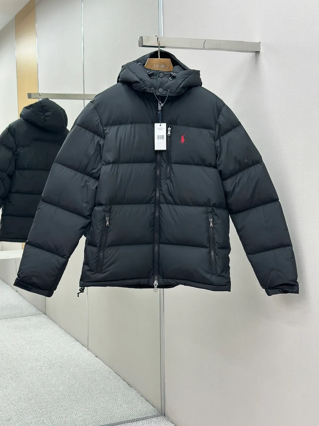 P950 Rah Lauren Classic Red Label Down Jacket. The nylon fabric has good windproof and waterproof properties, which can effectively block the intrusion of wind and rain from the outside and keep the inside dry. It is suitable for wearing in humid or rainy environments.  The chest label uses an imported MEO embroidery machine. It first scans the original pattern and then uses high-quality silk thread to make a pattern. The density effect is adjusted by continuous pattern making.  Detachable: Equipped with detachable nylon, users can easily disassemble or install it according to weather changes or personal preferences, which is both practical and convenient.  Exquisite details: the zipper design is simple and elegant, easy to operate; the closing design of the cuffs and hem effectively prevents the intrusion of cold wind, improving the warmth and comfort of wearing.   High-quality filling: 90 white duck down is selected, with a weight of 260g, ensuring excellent thermal insulation performance. After strict screening and treatment, the velvet is not easy to drill, ensuring durability. The hangtags, wash marks, air holes, and snap buttons are all custom-made from original molds.    Size: S-XL